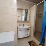 просторная двухкомнатная с отдельными комнатами в центре аркадии Apartman *